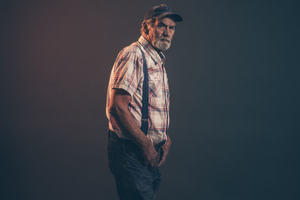 Caratteristico uomo anziano con capelli grigi e barba che indossa blu
  - Foto, immagini