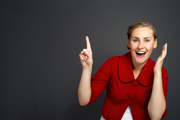 Femme d'affaires sourire doigt pointeur pour espace de copie vide, entreprise w
 - Photo, image