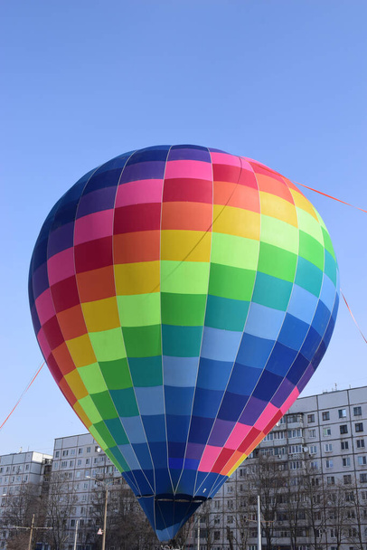 航空ショー中のカラフルな熱気球。気球祭の熱気球 - 写真・画像