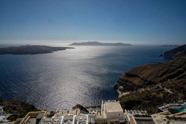 Niesamowity widok na morze Morza Egejskiego przed wybielonymi willami Fira Santorini - Zdjęcie, obraz