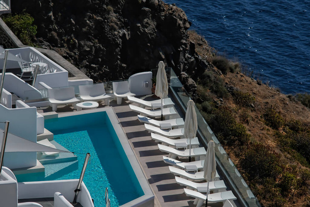 Pohled na luxusní bazén s výhledem na Egejské moře ve Fira Santorini - Fotografie, Obrázek