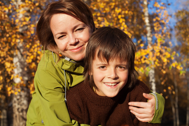 Woman and her son on an autumn stroll - Foto, imagen