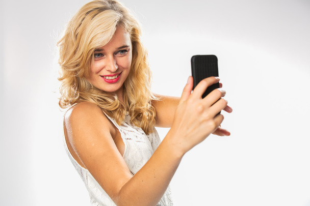 携帯電話で白いドレス撮影 selfie の女性 - 写真・画像