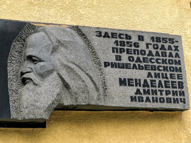 Pamětní deska s učitelskými roky Mendeleev na zdi budovy lyceum na slavné ulici Deribasovskaya, Odessa - Fotografie, Obrázek