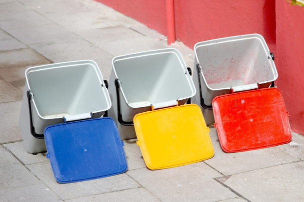 tři kbelíky pro recyklaci komunálního odpadu - Fotografie, Obrázek