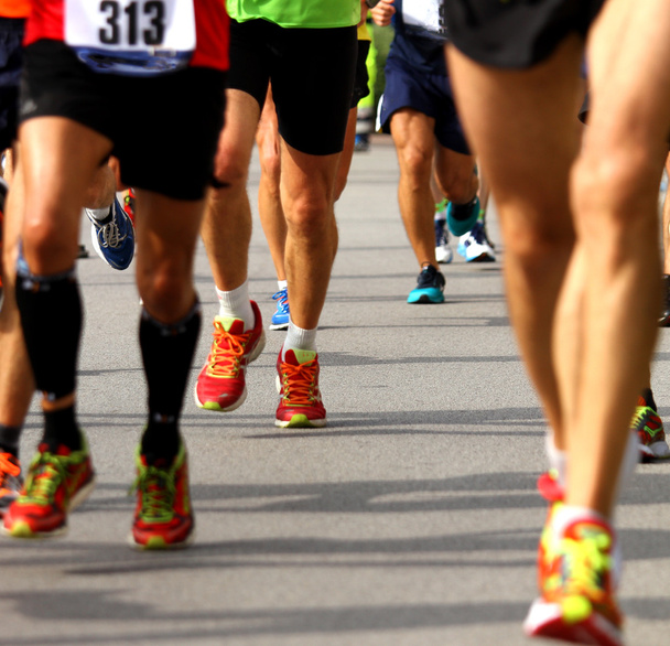 die athletischen Beine der Athleten während des Rennens - Foto, Bild