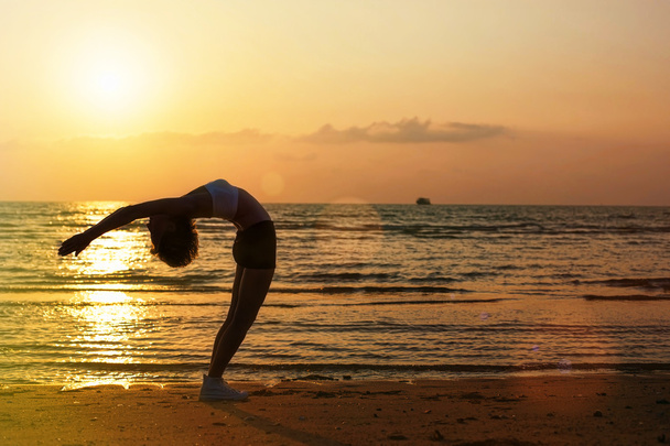 Yoga silhouette on the beach - Foto, Bild