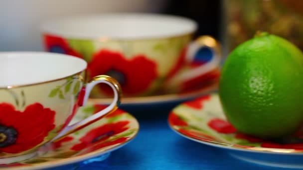 Две чашки чая с зеленой известью рядом
 - Кадры, видео