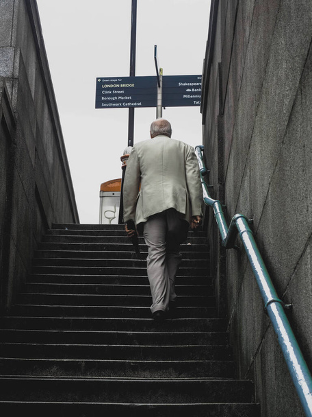 hombre en un traje en el fondo de las escaleras - Foto, imagen