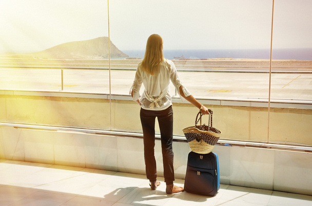 Mädchen am Flughafen - Foto, Bild