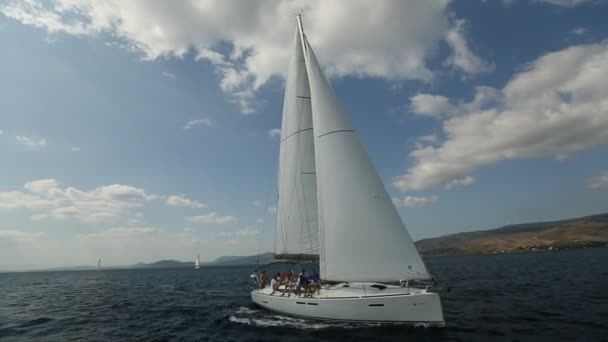 Zeilboten deelnemen zeilen regatta "12e Ellada herfst 2014" op de Egeïsche zee. - Video