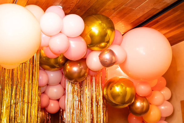 Tyylikäs metallinen vaaleanpunainen ilmapalloja Ystävänpäivä, kana osapuoli tai vauva suihku valkoisella pohjalla - Valokuva, kuva