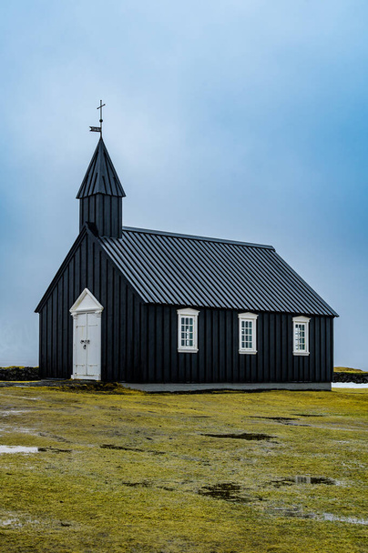 A pequena igreja negra de Budir na parte sul da Península de Snaefellsnes, Islândia - Foto, Imagem