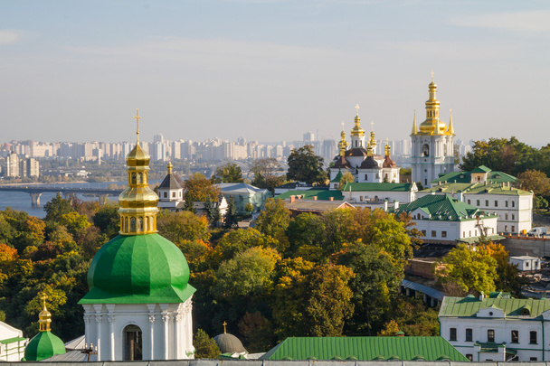 Monasterio en Kiev en el fondo de otoño
 - Foto, Imagen