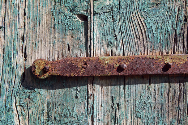 Rusty metal bar on vintage wood background - Фото, зображення