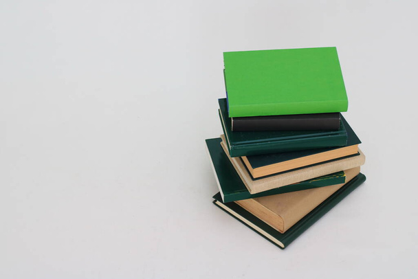 beyaz zemin üzerine yeşil kitap - Fotoğraf, Görsel