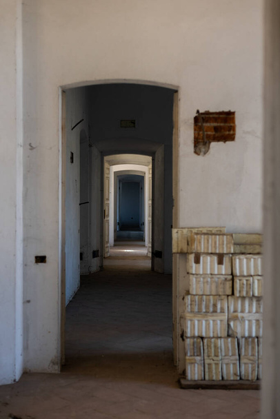 довгий коридор з арками в старому будинку в Європі
 - Фото, зображення