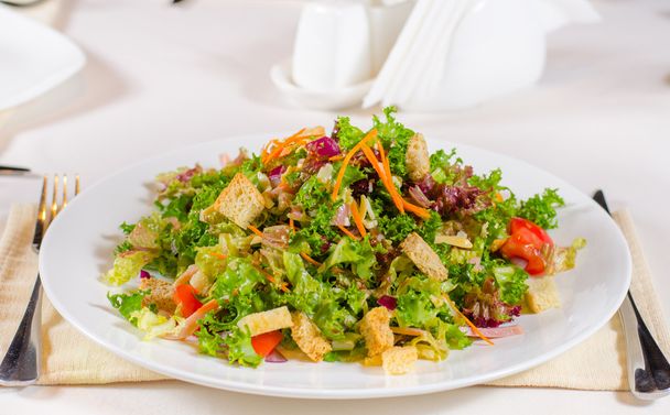 Смачний змішаний салат зі смаженими хрусткими грінками
 - Фото, зображення