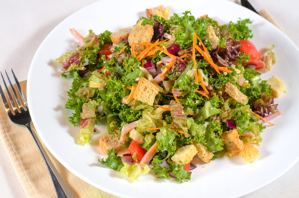 Delicious mixed salad with fried crunchy croutons - Photo, Image