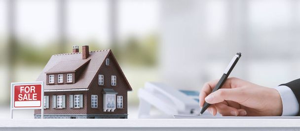 Müşteri ev satın alma anlaşması imzalıyor, gayrimenkul kavramı - Fotoğraf, Görsel