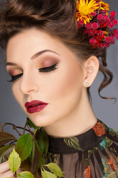 Autumn Beauty Fashion Portrait. Fashion Woman Makeup. Autumn Style - Foto, Imagem