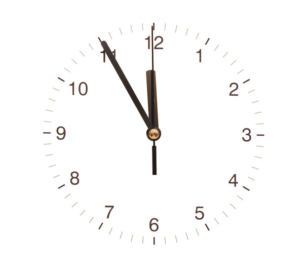 Настенные часы на белом фоне, показывающие время
 - Фото, изображение
