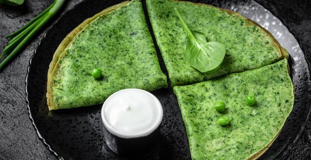 Green pancakes from spinach. Healthy breakfast. Delicious breakfast or snack, Clean eating, dieting, vegan food concept. top view, - Valokuva, kuva