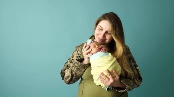 ucraniana militar mujer madre con bebé - Metraje, vídeo
