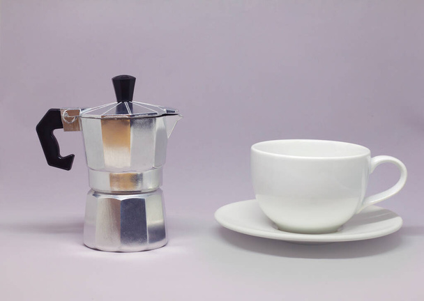 Moka pot en koffie cup achtergrond - Foto, afbeelding