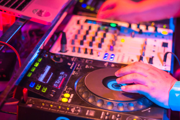 DJ 's zijn turntablism draaitafels plaat mixer nacht feest pub Beweging vervagen abstracte achtergrond. - Foto, afbeelding