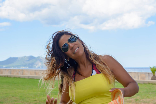 Retrato de chica latina, con gafas de sol bikini, junto a la playa, día de verano, concepto de vacaciones - Foto, Imagen
