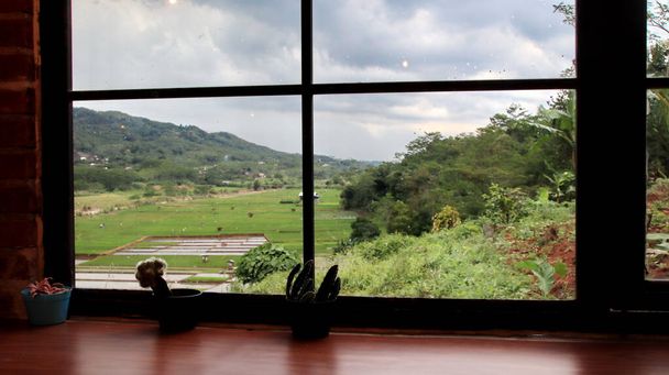 Kafenin içinden doğal manzara. Kahve kafesinde ahşap masa ve pencere vintage tarzı. - Fotoğraf, Görsel