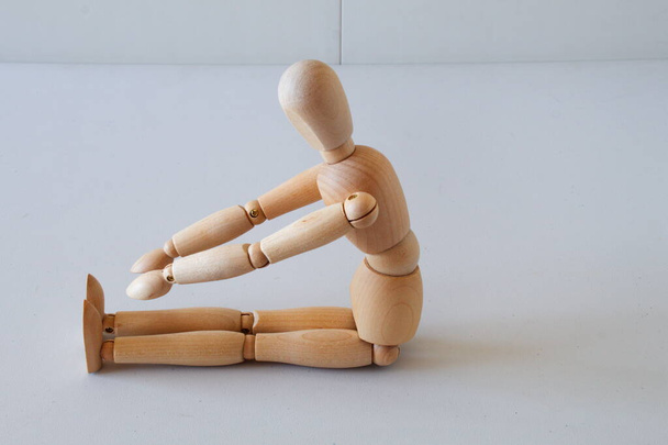 Boneca de madeira como modelo para se exercitar em uma vida saudável - Foto, Imagem