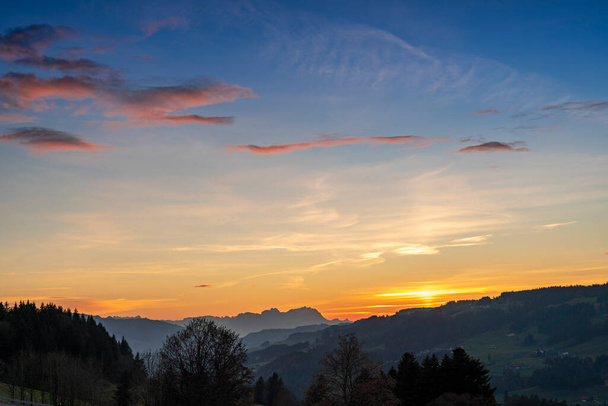 Puesta de sol sobre el Monte Saentis en los Alpes suizos con Bregenzerwald, Austria, Vorarlberg, en primer plano, Paisaje - Foto, imagen