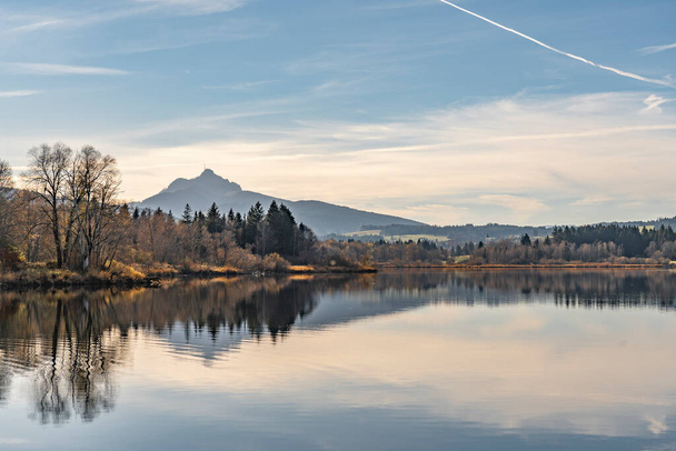 湖での秋の気分の風景グルエンツェ湖でのサミットを背景に、ドイツのバイエルン州ネッセルワント近くのアッパーAlgaeu - 写真・画像