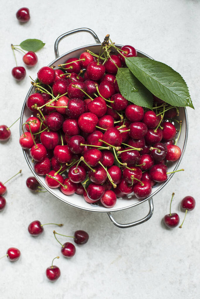 fresh ripe red cherries in a bowl on a white background. top view. - Foto, Bild