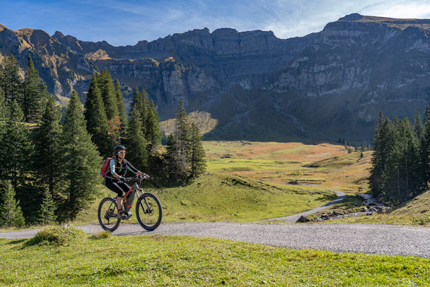aktivní seniorka na elektrickém horském kole v podzimní atmosféře pohoří Bregenz Forest poblíž Mellau, Vorarlberg, Rakousko - Fotografie, Obrázek