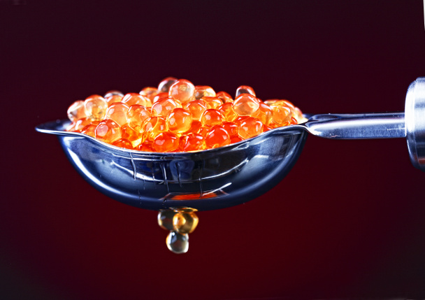 Caviar de espécies de peixe de esturjão - o granular vermelho
 - Foto, Imagem