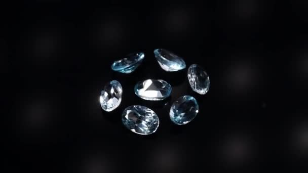 натуральний синій топаз каміння на темному фоні поворотний стіл
 - Кадри, відео