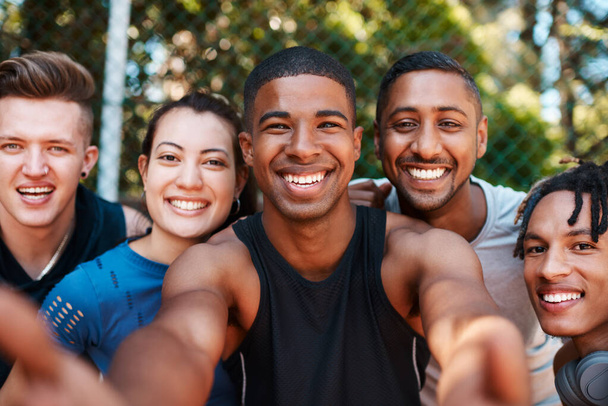 Het glimlacht overal als we samen zijn. Portret van een groep sportieve jongeren die selfies samen buiten nemen. - Foto, afbeelding