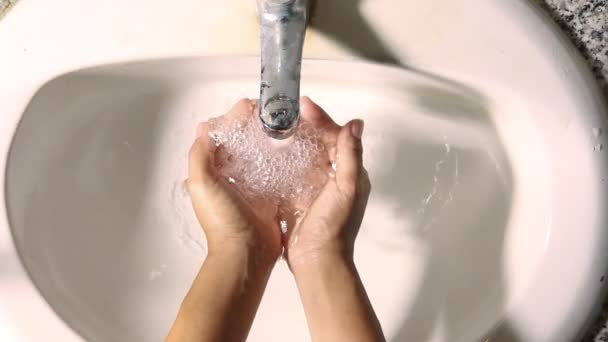 Nő, mosás, takarítás keze által a víz a mosdó mosogató szifon. - Felvétel, videó