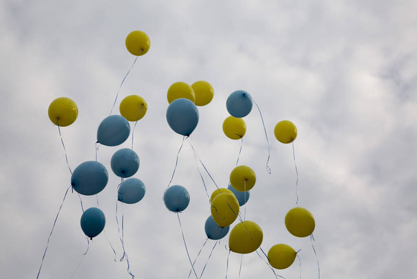 Sarı ve Mavi Balonlar Gökyüzüne Uçuyor - Fotoğraf, Görsel