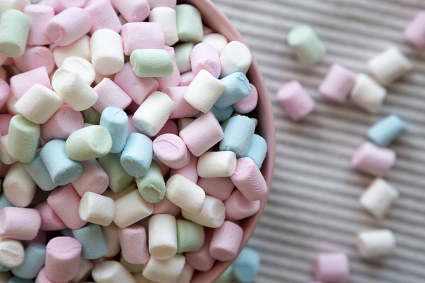 Rainbow Fruity Mini marshmallows v růžové míse, pohled shora. Plocha ležela shora, shora. - Fotografie, Obrázek