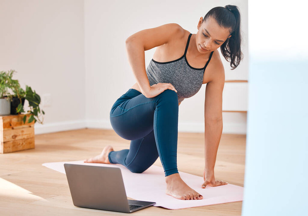Stressabbau durch Fitness. Aufnahme einer jungen Frau, die zu Hause Yoga praktiziert. - Foto, Bild
