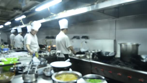 Chefs de movimiento de una cocina de restaurante
 - Imágenes, Vídeo