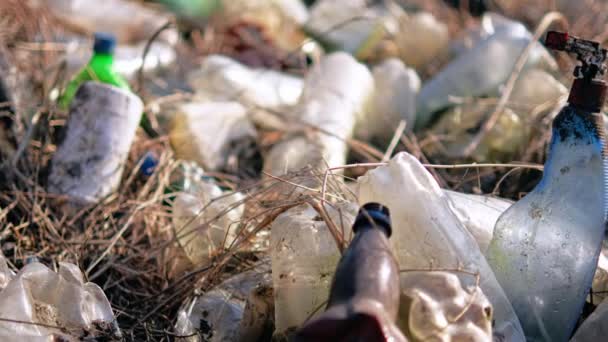 Zem se spoustou roztroušených plastových lahví - Záběry, video