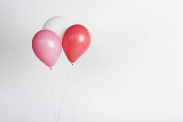 white balloons on a light background. - Foto, afbeelding