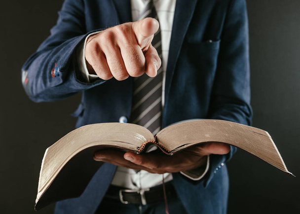 άνθρωπος χέρι κρατώντας Αγία Γραφή μαζί σας sig - Φωτογραφία, εικόνα