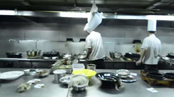 Chefs de movimiento de una cocina de restaurante
 - Imágenes, Vídeo