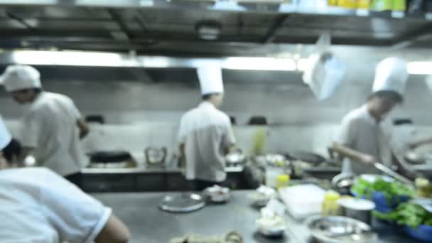 Cuochi di movimento di una cucina ristorante
 - Filmati, video